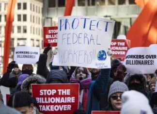 Trump Reinstates Some EPA Workers Fired in Chicago Office trump-reinstates-some-epa-workers-fired-in-chicago-office