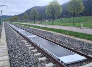 Switzerland’s Groundbreaking Solar Power Plant on Railway Tracks switzerlands-groundbreaking-solar-power-plant-on-railway-tracks